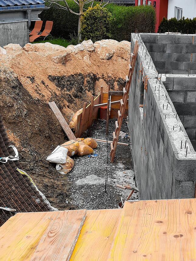 Schon in der Bauphase rutschten Teile der Stützmauer nach unten.