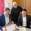 Ein Blick in die Planungsunterlagen für Binningen: Felix Stiegeler, Ortsvorsteher Stefan Rill und Bürgermeister Holger Mayer.