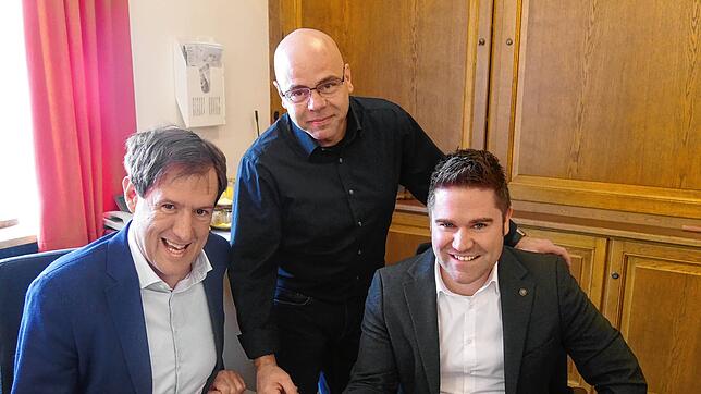 Ein Blick in die Planungsunterlagen für Binningen: Felix Stiegeler, Ortsvorsteher Stefan Rill und Bürgermeister Holger Mayer.