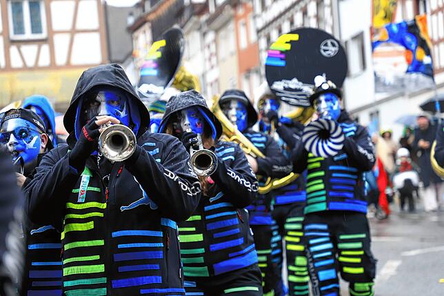 Bild 9: Überlingen am Schmotzigen Donnerstag: Bunte Bilder vom Kindergarten-Zug in der Altstadt