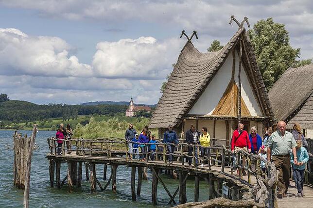 In den Pfahlbauten in Unteruhldingen wird mithilfe von Ausgrabungen und experimenteller Archäologie versunkenes Weltkulturerbe sichtbar ...