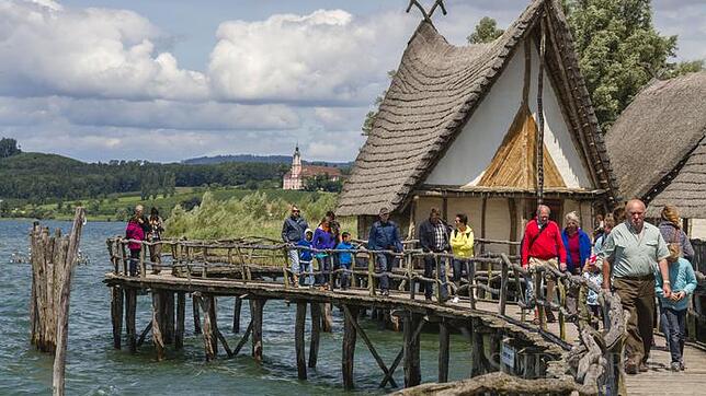 In den Pfahlbauten in Unteruhldingen wird mithilfe von Ausgrabungen und experimenteller Archäologie versunkenes Weltkulturerbe sichtbar ...