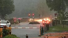 Alle Schranken zu: Auch die Bahnübergänge im Bereich Allensbach und Markelfingen sind vom Unwetter betroffen und gehen nicht mehr hoch. ...