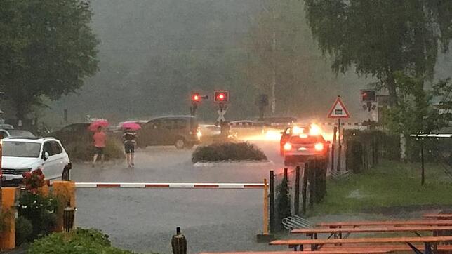 Alle Schranken zu: Auch die Bahnübergänge im Bereich Allensbach und Markelfingen sind vom Unwetter betroffen und gehen nicht mehr hoch. ...