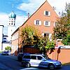 So sah das Alte Forstamt vor der Erweiterung aus. Wo heut der Anbau ist, was früher eine Mauer. Außerdem stand an der Straßenecke das ...