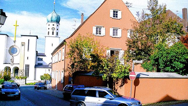 So sah das Alte Forstamt vor der Erweiterung aus. Wo heut der Anbau ist, was früher eine Mauer. Außerdem stand an der Straßenecke das ...