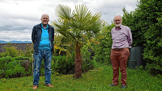 Vorsitzender des Freundeskreises Fécamp, Rolf Karrer, und das langjährige Mitglied Wilhelm Hundorf blicken auf die Vereinsgründung ...