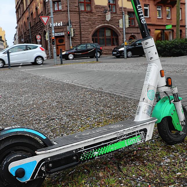 Ein E-Scooter des Anbieters Lime auf der Laube in der Konstanzer Innenstadt.