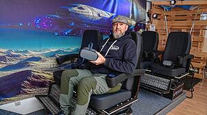 Bernd Kaltenbach sitzt in einem Simulator für eine VR-Anwendung. Durch die von seiner Firma Kabetec entwickelten VR-Brille haben die ...