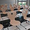 Leere Plätze und hochgestellte Stühle im Gymnasium am Deutenberg. Dort kommt auch das Abendgymnasium unter, dessen Zukunft ist aber ...
