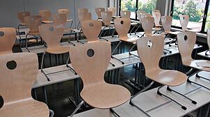Leere Plätze und hochgestellte Stühle im Gymnasium am Deutenberg. Dort kommt auch das Abendgymnasium unter, dessen Zukunft ist aber ...