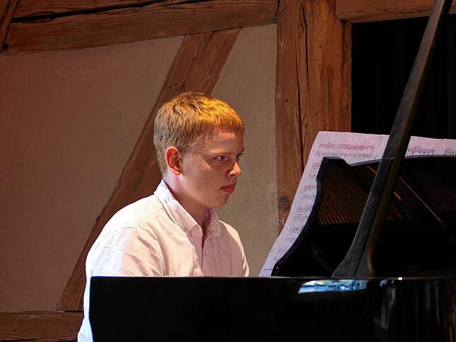 Jakob Hameister, Schüler am BZM, unterhält das Publikum am Klavier mit einer schmissigen Version des Stücks „We are the world“.