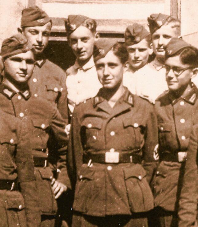 Gerold Rotzler in weißer Uniform links beim Reichsarbeitsdienst (RAD). Vor ihm der Öflinger Gerhard Weiss, sein Gruppenführer. Gerhard ...