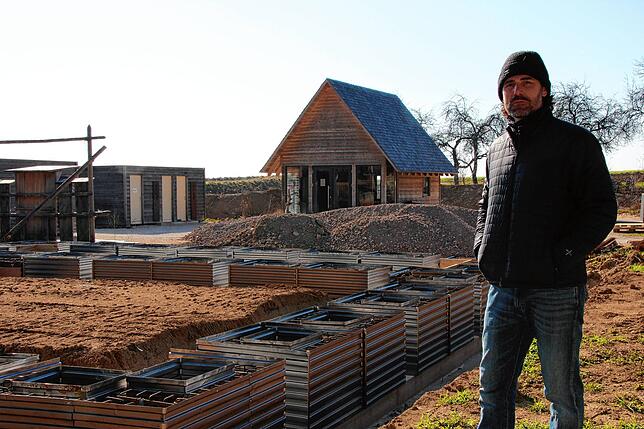 Die Köcherfundamente für das neue Gebäude im Eingangsbereich der Klosterbaustelle sind schon errichtet und lassen die Größe des ...