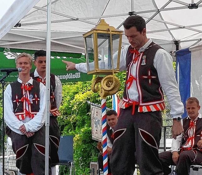 Die Entscheidung: Bei der gezählten Zahl 609 zerspringt das Glas auf dem Boden – der Gewinner der Chilbiverlosung steht fest.