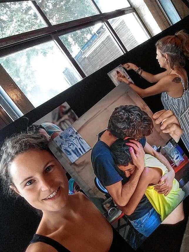 Mimi Hapig, links, bereitet eine Fotoausstellung über Habibi.Works vor.