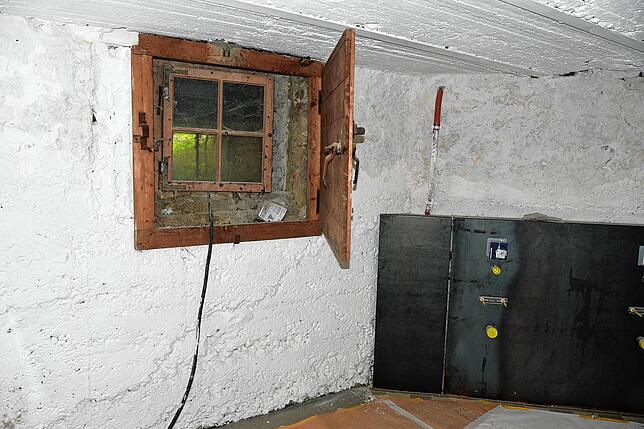Historisches Detail in den Toiletten im Keller: Das Fenster war früher einmal eine Kohlenrutsche.
