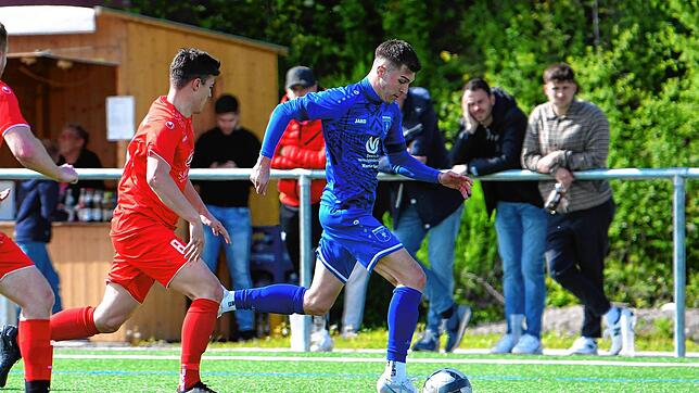 Möhringen-Stürmer Maximilian Bell (r.) in Aktion gegen Leon Aguilar vom FC Pfaffenweiler.