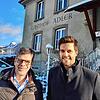 Bürgermeister Georg Riedmann (links) und Investor Manuel Klaus vor dem &bdquo;Adler&ldquo;. Mit dem grünen Licht des Technischen ...