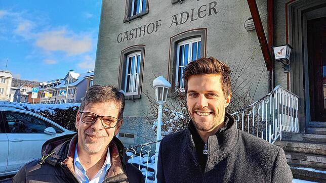Bürgermeister Georg Riedmann (links) und Investor Manuel Klaus vor dem &bdquo;Adler&ldquo;. Mit dem grünen Licht des Technischen ...