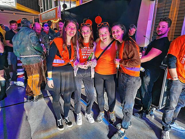 Das Motto der Party, „schwarz-orange“, nach dem aktuellen Kostüm der Gugge-Brass-Band Murg, wurde toll umgesetzt.