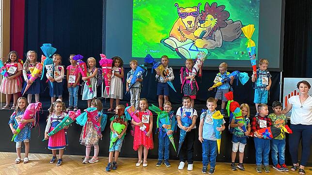 Die Erstklässler der Klasse 1a &ndash; der Tierklasse &ndash; mit ihrer Klassenlehrerin Bündert.
