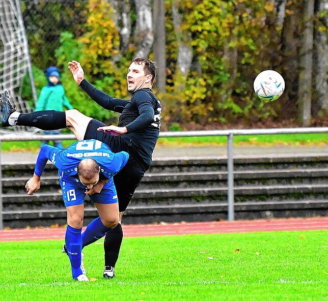 Unter Druck: Noch so einen Ausrutscher wie zuletzt beim 1:2 gegen den TuS Efringen-Kirchen können sich Timo Metzger (hinten, gegen ...