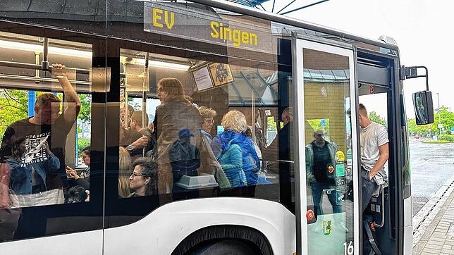 Im Ersatzbus von Schaffhausen nach Singen drängen sich die Reisenden aneinander. Ein umgestürzter Baum legte am Dienstagabend, 2. Juli, ...