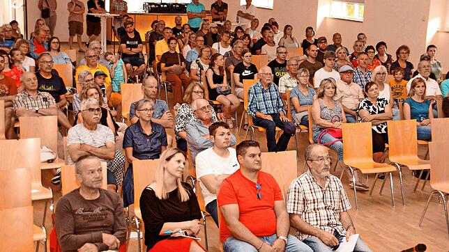 Gut besucht war die Bürgerversammlung zum Thema Sanierung des Vöhrenbacher Freibads Schwimmi. Bild: Stefan Heimpel