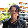 Bettina Oertel vor dem Klinikum Friedrichshafen: Hier hat ihre Schwester fast zwölf Jahre lang gearbeitet.