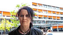 Bettina Oertel vor dem Klinikum Friedrichshafen: Hier hat ihre Schwester fast zwölf Jahre lang gearbeitet.