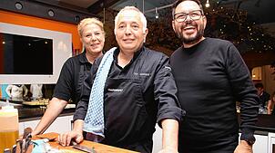 Lara Kagerer, Koch Tom Kagerer und Sommelier Paolo Spagnolo (von links), hier bei einer Veranstaltung im vergangenen Jahr bei Markdorf ...