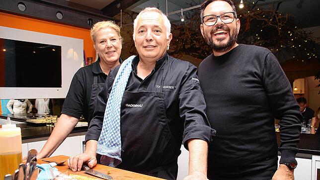 Lara Kagerer, Koch Tom Kagerer und Sommelier Paolo Spagnolo (von links), hier bei einer Veranstaltung im vergangenen Jahr bei Markdorf ...