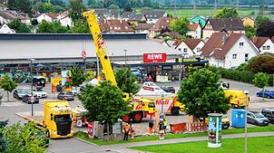 Mit einem großen Autokran werden am Mittwochmorgen zwei neue Ladesäulen auf dem Parkplatz des Rewe-Markts am Stadtwall aufgestellt. ...
