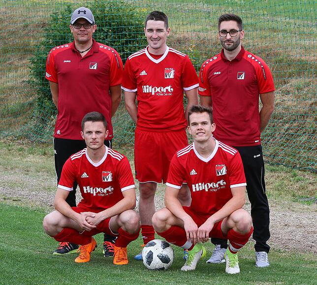 Zwei Mal zwei Neue: Ex-Interimstrainer und neuer Sportchef Michael Emmerich (hinten, Mitte) begrüßt beim FC RW Weilheim das Trainer-Duo ...