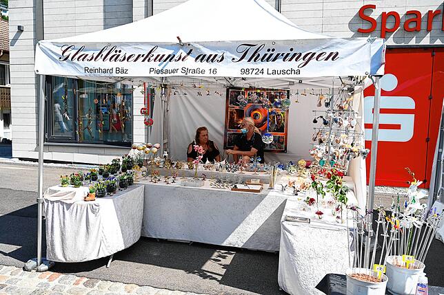 Das erste Mal auf dem Handwerkermarkt zu finden war der Stand für Kunstglasbläserei von Andrea und Reinhard Bäz aus Lauscha-Ernstthal ...