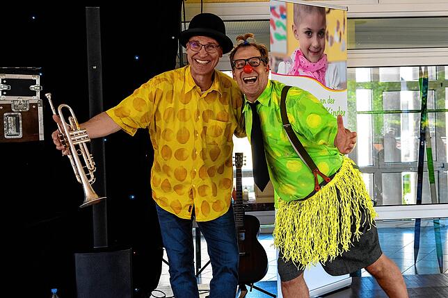 Clown Harry Zapp (Frank Stark) und DJ Tröte (Andi Hehl) unterhalten die Kinder und ihre Familien beim Weltkindertag in der ...