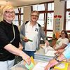 Kommunalwahl und Europawahl in der Gottmadinger Hebelschule: Kathleen und Joachim Reichle werfen ihre Stimmzettel in die Wahlurnen, die ...
