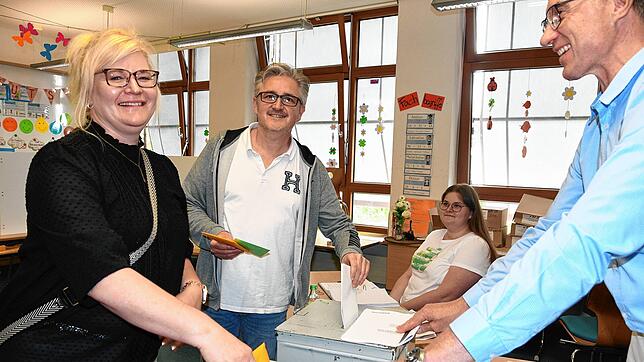 Kommunalwahl und Europawahl in der Gottmadinger Hebelschule: Kathleen und Joachim Reichle werfen ihre Stimmzettel in die Wahlurnen, die ...