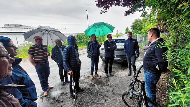 Der Technische Ausschuss informiert sich über den Sachstand beim Tiefbrunnen Ruckhalde. Aufgrund des Regens verzichten die Mitglieder ...