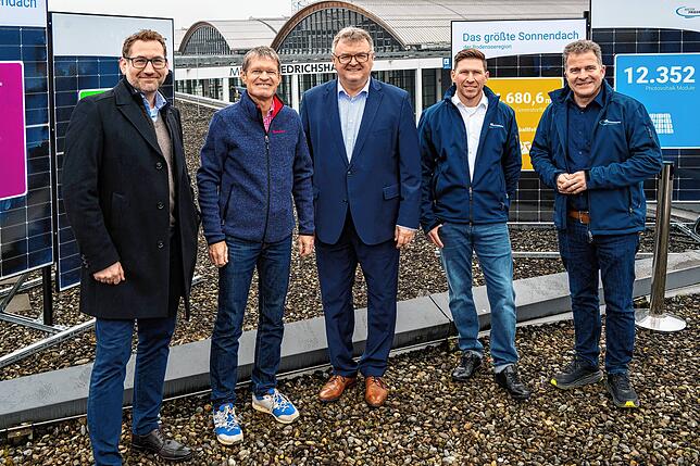 Sie stellen das PV-Anlagen-Projekt vor: (von links) Stefan Mittag und Klaus Wellmann von der Messe-Geschäftsführung, Oberbürgermeister ...