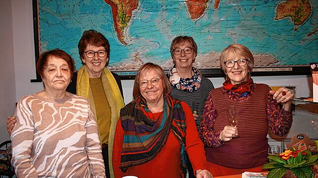 Lilli Frick, Edith Reichle, Gundel Billmann, Gerda Gebert und Melanie Zoller (von links) freuen sich über die vielen Besucher nach der ...