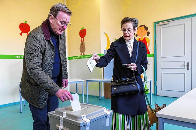 Bodo Ramelow (Die Linke, links), Spitzenkandidat seiner Partei zur Bundestagswahl in Thüringen, gibt neben seiner Frau Germana Alberti ...