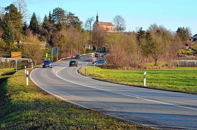 Mit dem neuen Kreisverkehr etwa auf Höhe des Ortsschildes wird das Tempo der Autofahrer, die aus Richtung Raderach kommen, hundert Meter ...