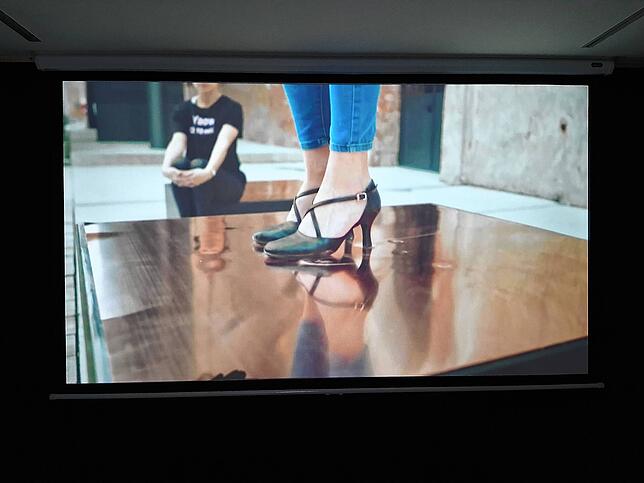 Videostill aus „Raise the Roof“, Venedig Biennale 2017.