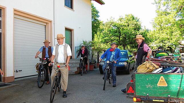 Abfahrt für die Radler auf historischen Fahrrädern nach Ulm.