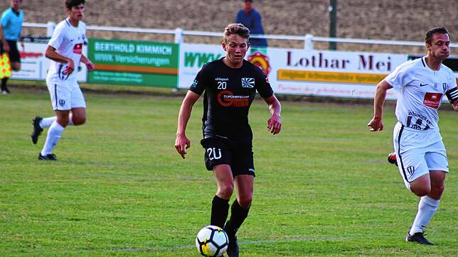 Das 18-jährige Villinger Eigengewächs Leon Albrecht (am Ball) hinterließ auch beim Testspiel gegen Bösingen einen glänzenden Eindruck. ...