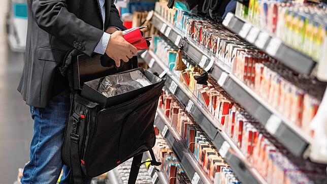 Wegen Beihilfe zum Diebstahl muss sich ein 30-Jähriger vor dem Radolfzeller Amtsgericht verantworten. Er soll einem Bekannten Schmiere ...