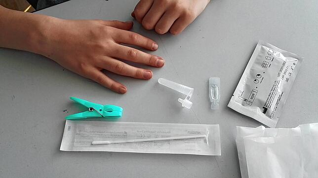 So sieht der Corona-Testkit an den Schulen aus. Bilder: Scheffel-Gymnasium