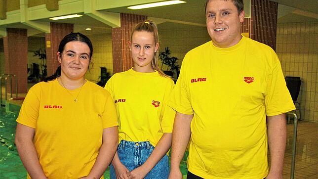 Die Jugendleiterinnen der DLRG-Ortsgruppe Wehr, Lena Butz (links) und Leonie Fien, unterstützen das Trainerteam. Der Vorsitzende Marc ...